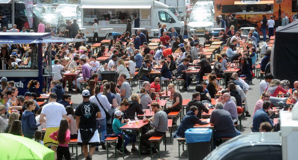 Sous le soleil, le festival a attiré un large public. (photo H.Montaigu)