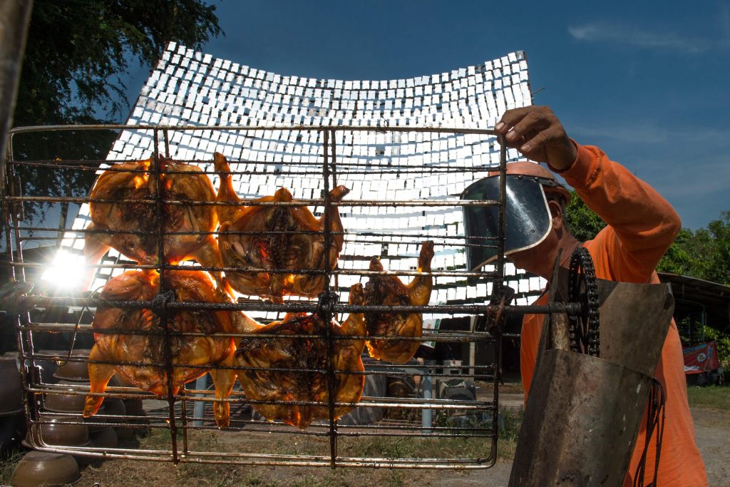 Ce Thaïlandais a mis au point un grill solaire, grâce à un millier de miroirs. (photo AFP)