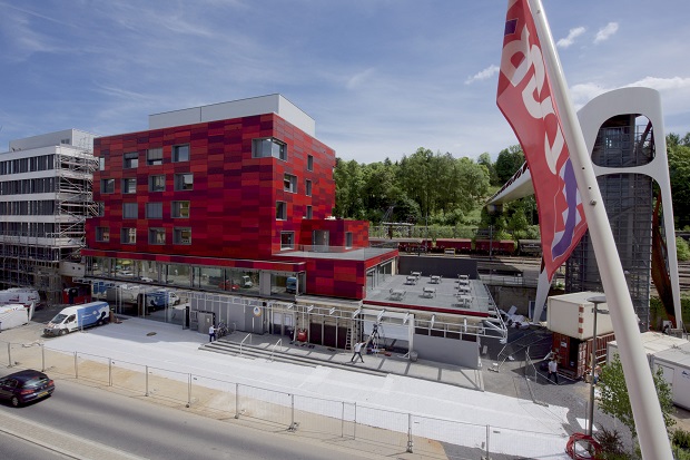 L'auberge est juste à côté de la gare. (photo Alain Rischard)