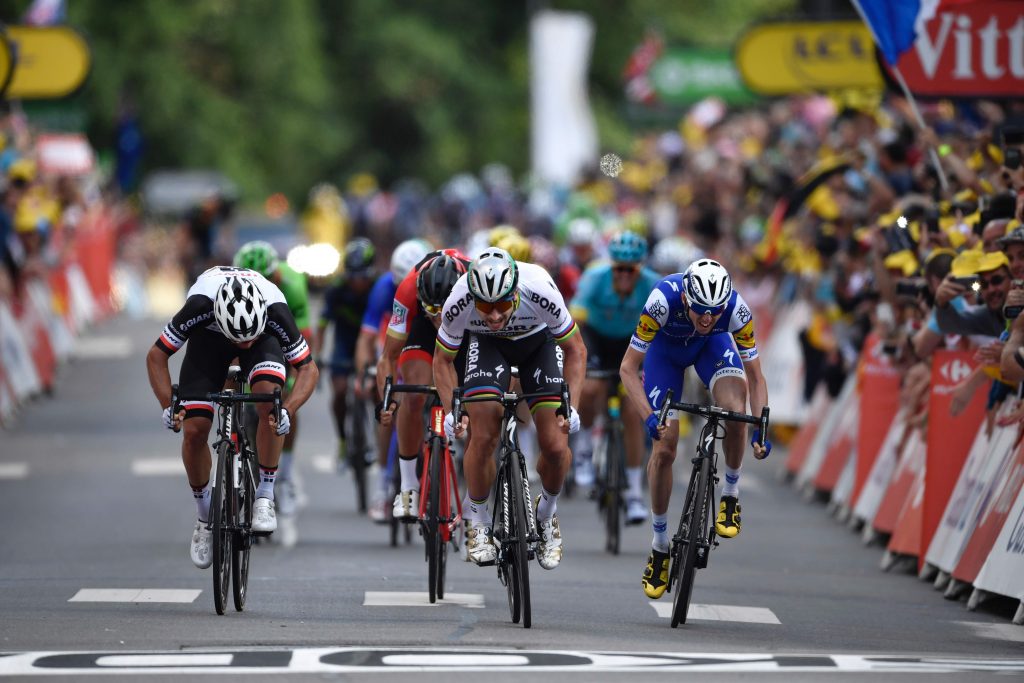 Peter Sagan en plein sprint face à Michael Matthews, Greg Van Avermaet et Daniel Martin, ce lundi à Longwy. (photo AFP)