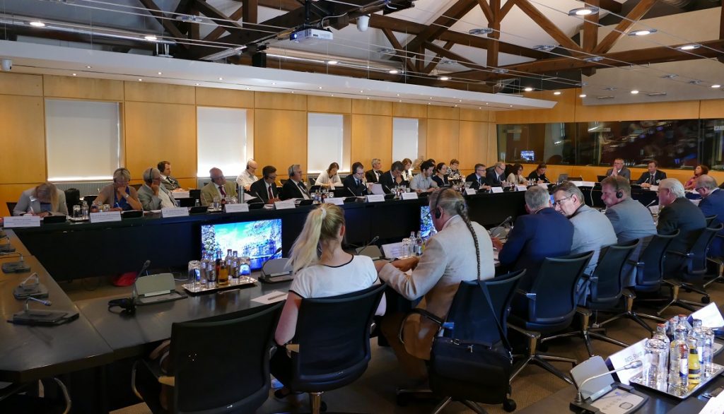 Autour de la table, des décideurs en matière de gestion de crise et des experts en nucléaire, venus de France, de Belgique, d’Allemagne, des Pays-Bas et du Luxembourg. (photo ministère de la Santé)