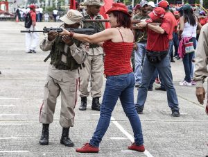 Des militaires apprenant à des civiles à se servir d'armes, samedi, durant une démonstration de force.