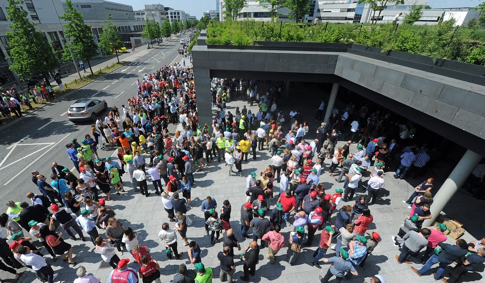 1er juin : de nombreux piquets de protestation sont organisés sur la place financière contre "le chantage à la prime de juin".