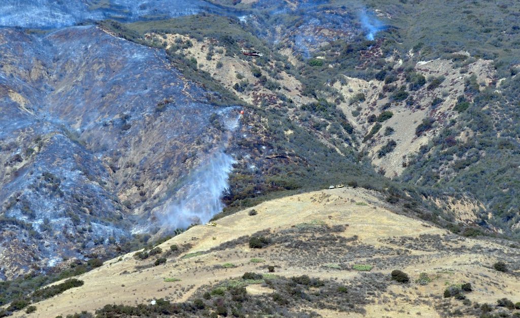 Le feu poursuivant son implacable progression près de la ville de Fillmore.