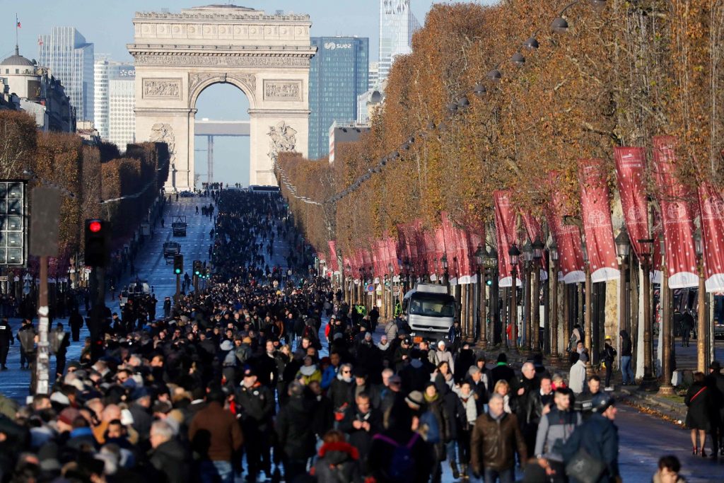 L'impressionnant cortège de fans défilant près de l'Arc de Triomphe.