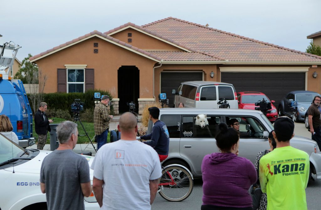 Des voisins et des journalistes rassemblés devant la maison des Turpin à Perris. L'incompréhension et l'indignation dominaient lundi dans le voisinage du couple qui avait séquestré ses treize enfants dans d'atroces conditions. (Photo: AFP)