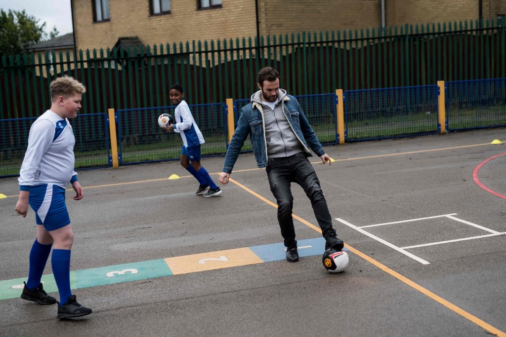 "Le football unit tous les projets (de Commmon Goal) entre eux. Ils peuvent s'occuper d'éducation, d'égalité des sexes, des besoins fondamentaux, mais le football est toujours présent. C'est quelque chose que j'ai toujours voulu faire", assure-t-il. "Utiliser le pouvoir du football pour faire le bien."