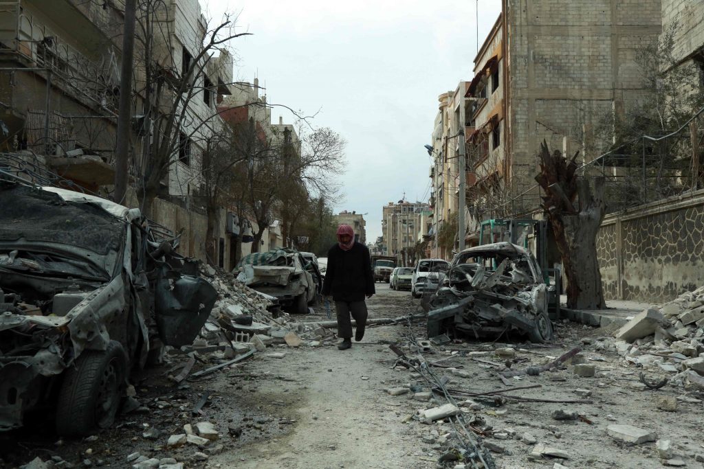 Un autre homme déambulant dans les décombres de la ville de Douma, ce dimanche. Plus de 500 civiles sont morts en une semaine. (Photo : AFP)