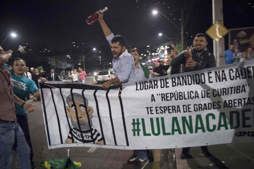 Des opposants à Lula célébrant samedi soir son arrestation. (Photo : AFP)