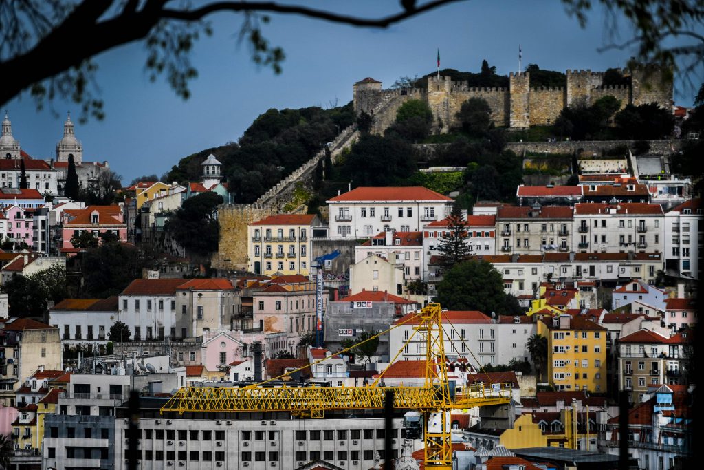 La ville de Lisbonne, qui accueille cette semaine le concours international de chanson de l'Eurovision, espère attirer encore plus de visiteurs malgré les plaintes d'une population locale déjà soumise à une forte pression touristique. (Photo : AFP)