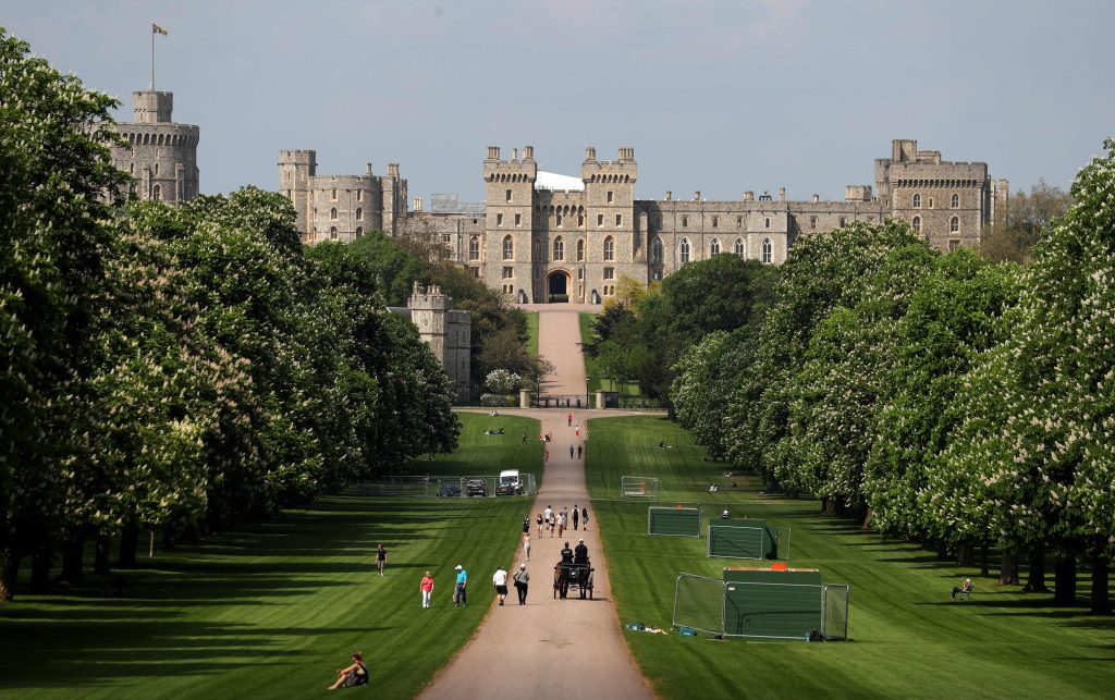 L'itinéraire les emmenera à High Street et sur la Longue Promenade (Long walk), une avenue bordée d'arbres qui mène au château de Windsor. (Photo : AFP)