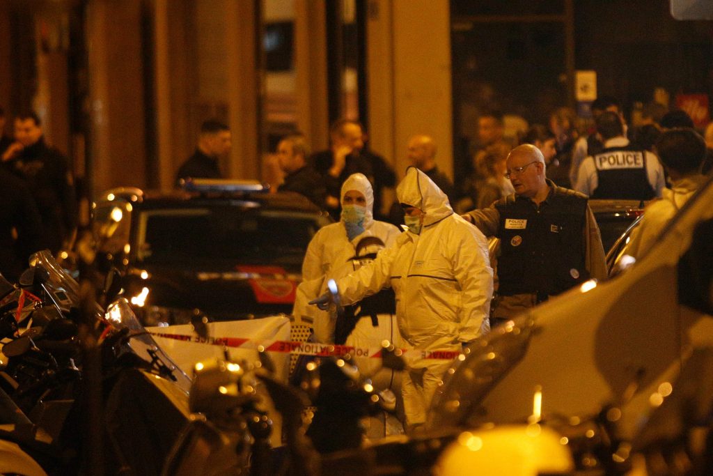 Les équipes scientifiques sont rapidement arrivées sur place le soir de l’attaque.