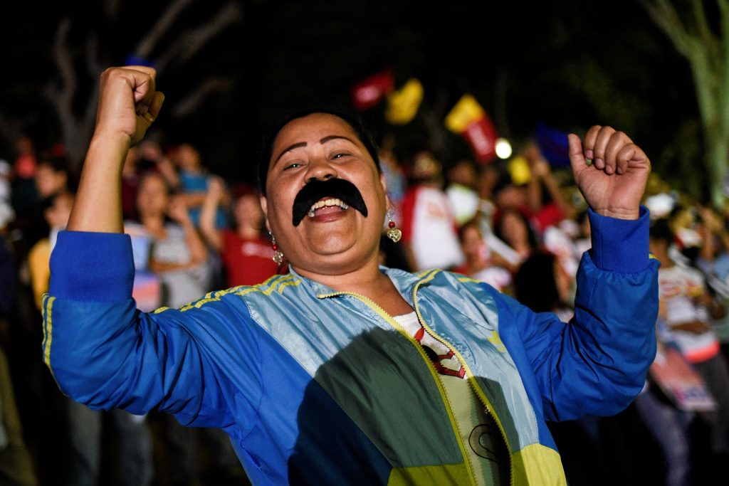 Une supportrice de Chavez arborant son emblématique moustache, et célébrant sa victoire dimanche soir à Caracas.