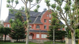 Le Conservatoire de musique, jadis bâtiment de la direction de l'usine des Terres-Rouges), juste à l'entrée d'Esch aussi, montre que l'on peut réhabiliter le patrimoine avec créativité (Photo : HG).