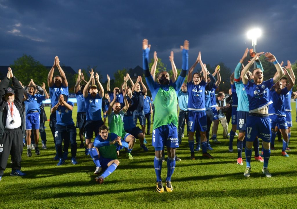 Le clapping de fin de match, pour célébrer la victoire de Luxembourg (Photo : Jean-Jacques Patricola).