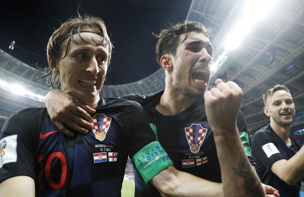 Luka Modric (à gauche),  Sime Vrsaljko et Ivan Rakitic (à droite), durant leur victoire contre l'Angleterre.