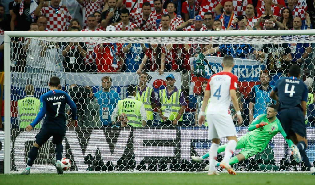 Griezmann inscrivant le second but des Bleus, sur pénalty.