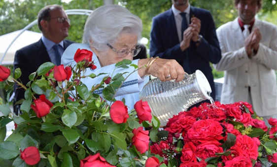 Anise Koltz a arrosé son rosier, avec de l'eau thermale.