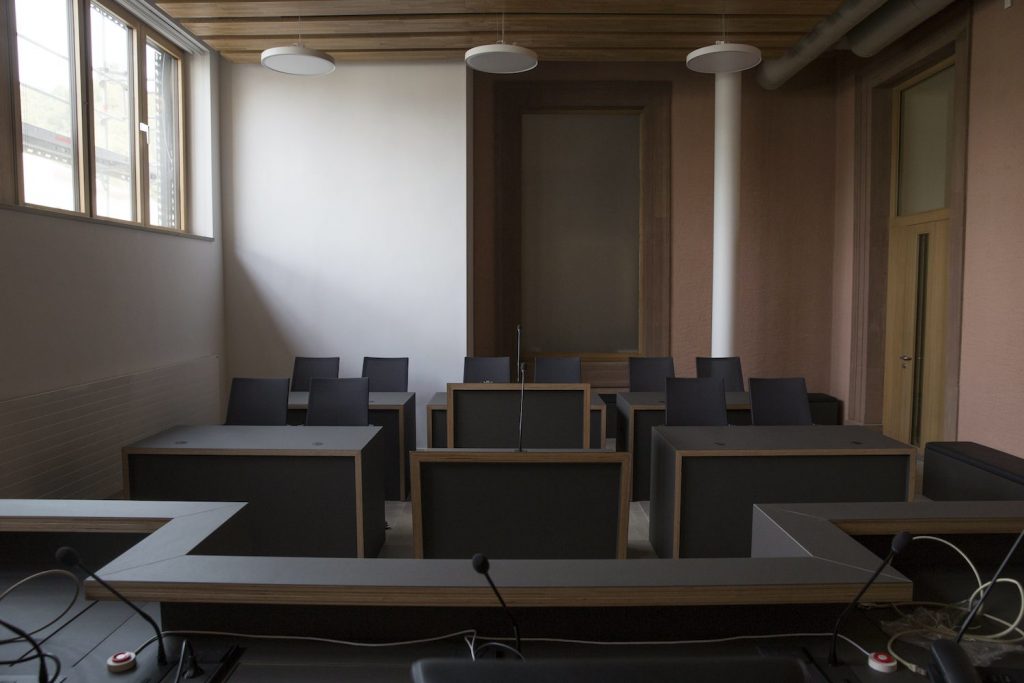 La nouvelle salle d'audience au rez-de-chaussée. (Photo : Anne Lommel)