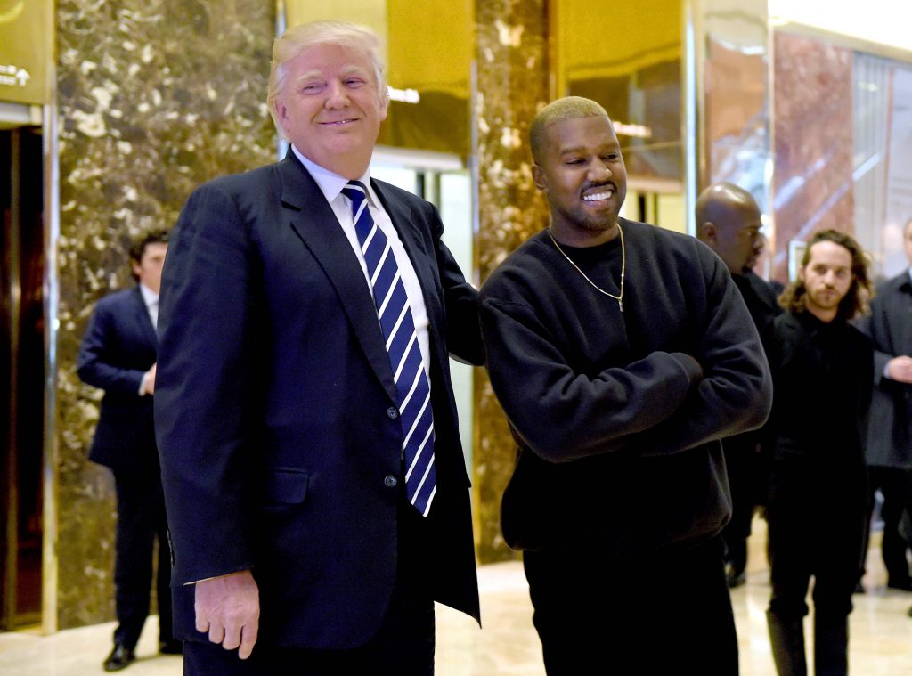 New York, Etats-Unis | AFP | dimanche 30/09/2018 - 20:11 UTC+2 | 331 mots AJOUTE réaction de Donald Trump Le rappeur Kanye West répondra désormais au nom de "Ye" mais, sur le plan politique, son soutien à Donald Trump, plutôt rare parmi les personnalités noires américaines, reste inébranlable. "Je suis Ye", a annoncé sur Twitter "l'individu connu officiellement comme Kanye West".  "Ye" a longtemps été un surnom de West, tout comme "Yeezy". De surcroît, ces deux lettres forment le titre de son dernier album. Kanye West, ou plutôt Ye, a annoncé ce changement de nom peu avant son apparition à l'émission télévisée "Saturday Night Live", sur NBC, où il s'est produit déguisé en bouteille d'eau avec son compère rappeur Lil Pump, laissant les fans pantois sur les réseaux sociaux, soucieux du niveau de créativité de leur champion. Kanye West a terminé son spectacle avec un morceau très opportunément intitulé "Ye", portant, comme il le fait souvent, une casquette barrée du slogan de la campagne présidentielle de Donald Trump, "Make America Great Again" (Rendre sa grandeur à l'Amérique). Le rappeur s'est livré à des considérations politiques après le spectacle diffusées sur Instagram. "Très souvent, parlant avec un Blanc, ils me disent: +Comment pouvez-vous aimer Trump? Il est raciste+. Eh bien, si le racisme me posait problème, il y aurait longtemps que j'aurais quitté l'Amérique". Kanye West avait stupéfié ses fans en devenant l'une des très rares personnalités afro-américaines à soutenir Donald Trump.