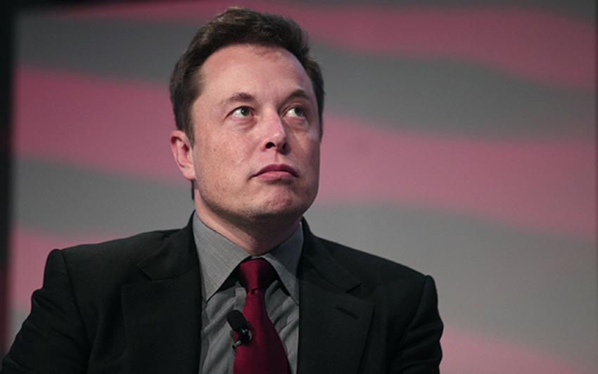 Elon Musk se donne corps et âme à Tesla, répondant directement aux clients via son compte Twitter, et n'hésitant pas à dormir dans son usine de Fremont près de San Francisco pour tenir les objectifs de production.