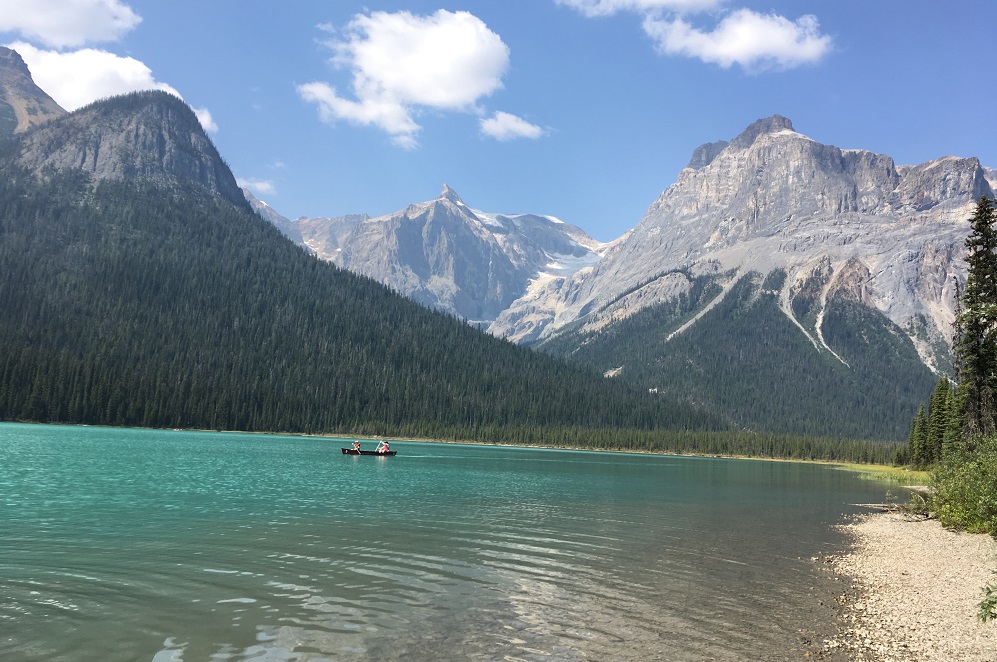 Au bord de l'Emerald Lake, il y a la possibilité de louer des kayaks. Et pourquoi ne pas se baigner dans cette coulisse paradisiaque… Mais attention, l'eau est très fraîche !