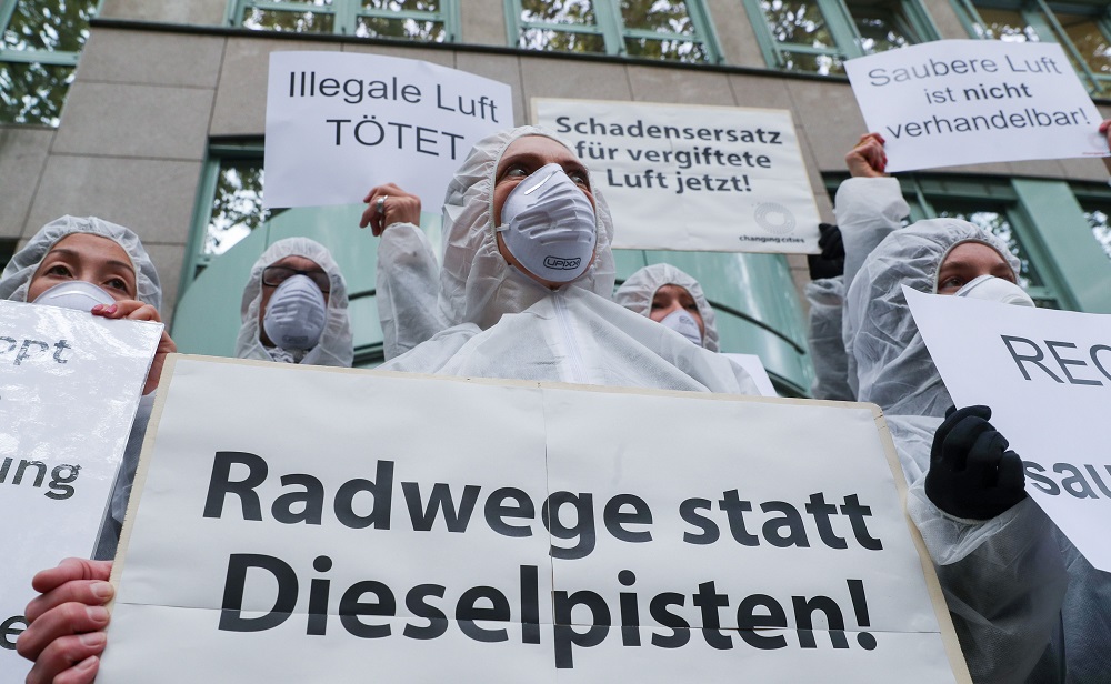 Les défenseurs de l'environnement ont manifesté devant le tribunal ce mardi.