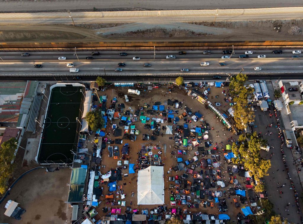 Un camp de migrants à Tijuana, au Mexique, près de la barrière frontalière américano-mexicaine, samedi soir.