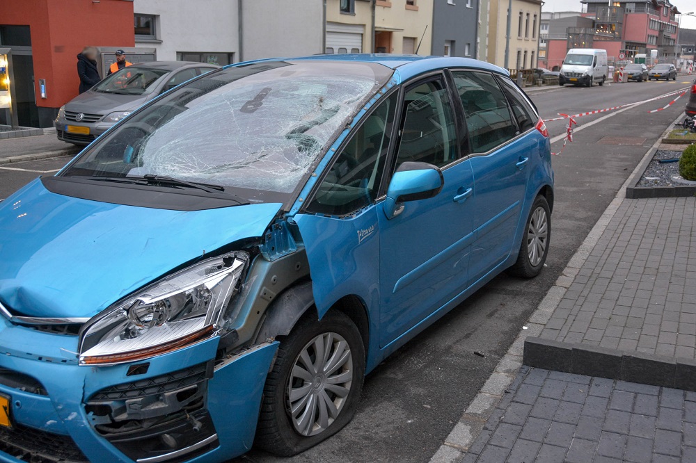 La voiture du suspect s'est immobilisée après sa funeste entreprise. (photo police grand-ducale)