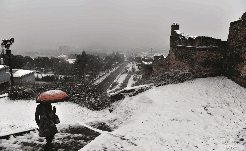 La Grèce grelotte sous son manteau blanc.