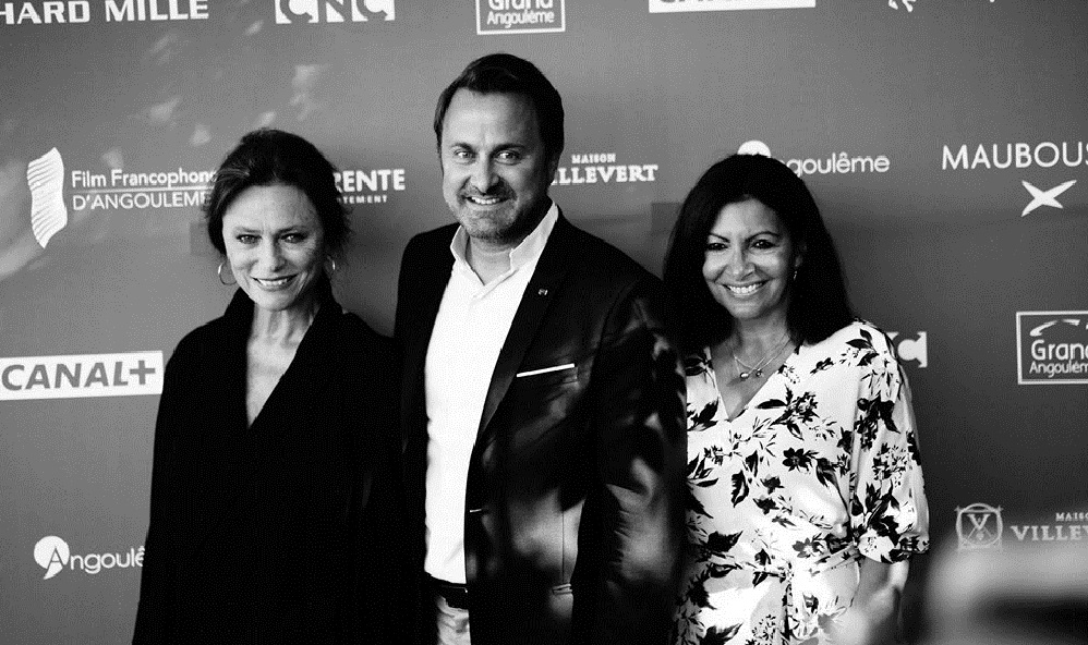 Xavier Bettel entouré de l'actrice britannique et présidente du jury du festival Jacqueline Bisset (à g.), et de la maire de Paris, Anne Hidalgo, mardi à Angoulême. (photo Christophe Blachet)
