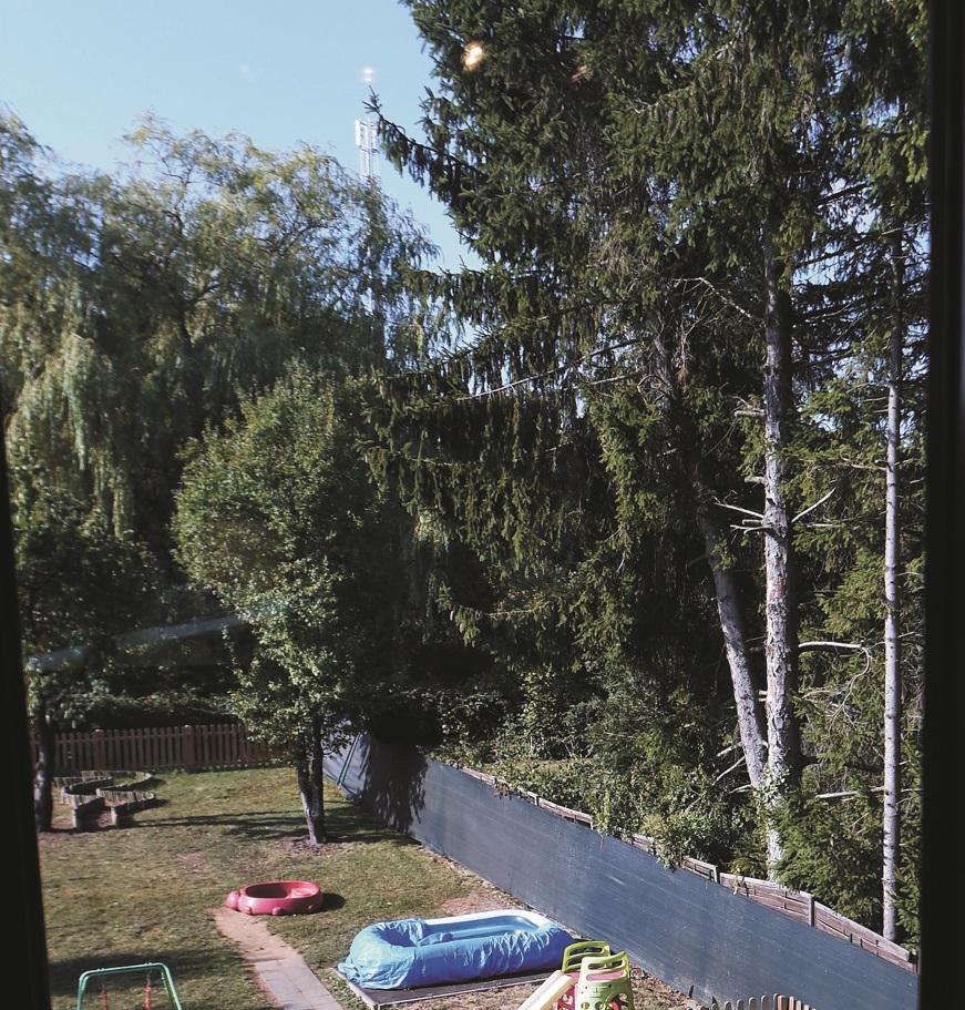 La vue depuis la crèche : l'antenne est au fond du parc (Photo : Isabellla Finzi)