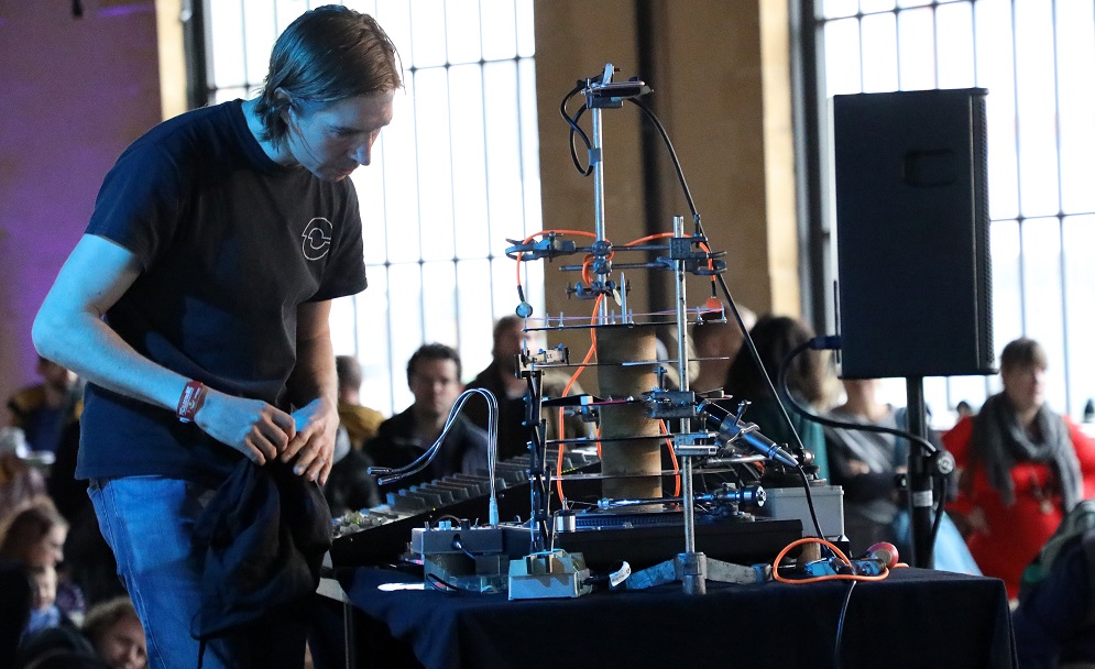 L'artiste britannique Graham Dunning a connu le succès avec sa performance "Mechanical Techno".