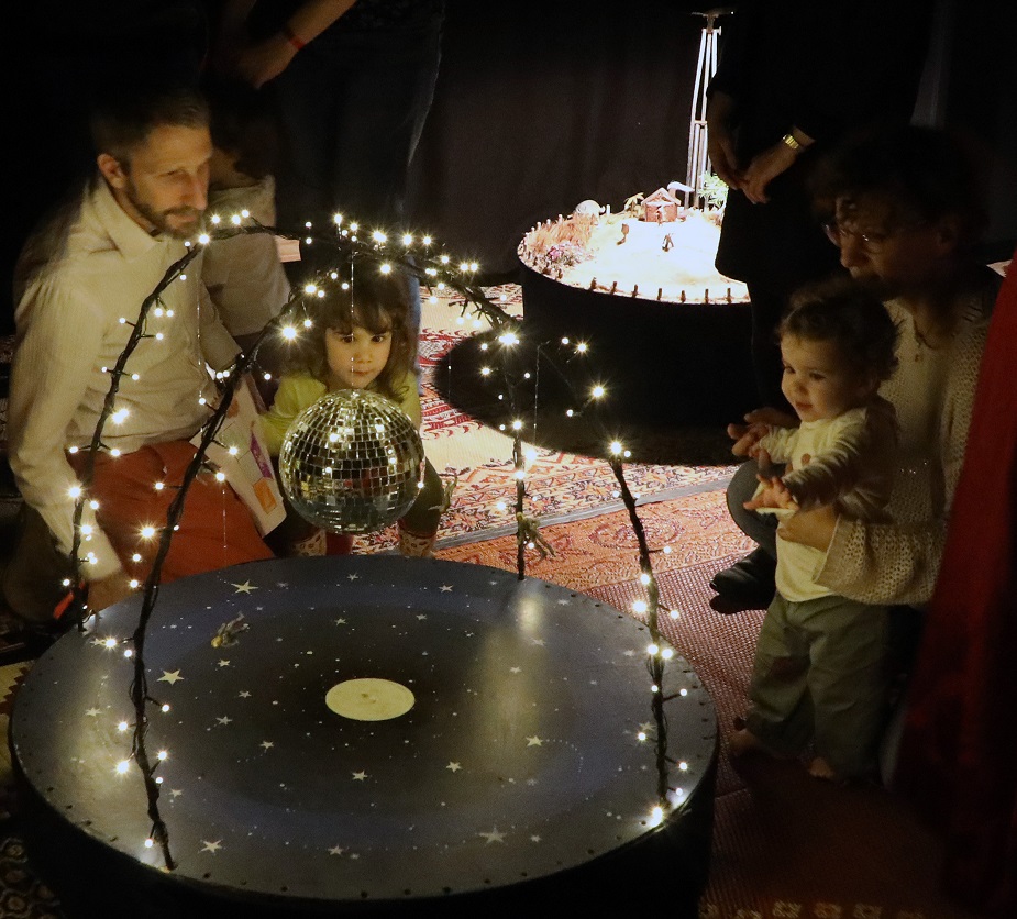 Des enfants enchantés par la féerie des spectacles. 