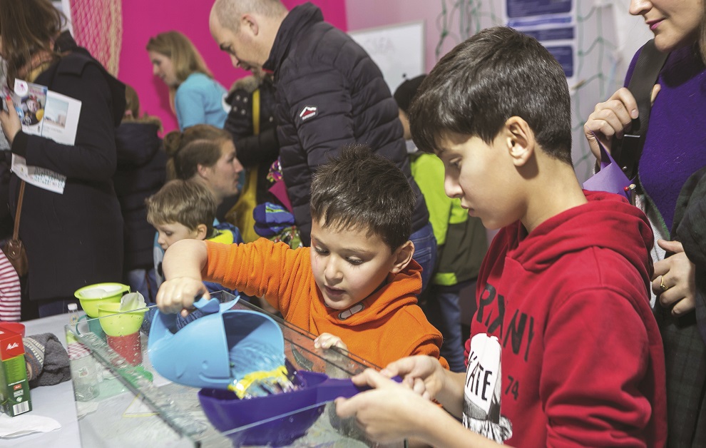 Les enfants n'ont pas hésité à se retrousser les manches