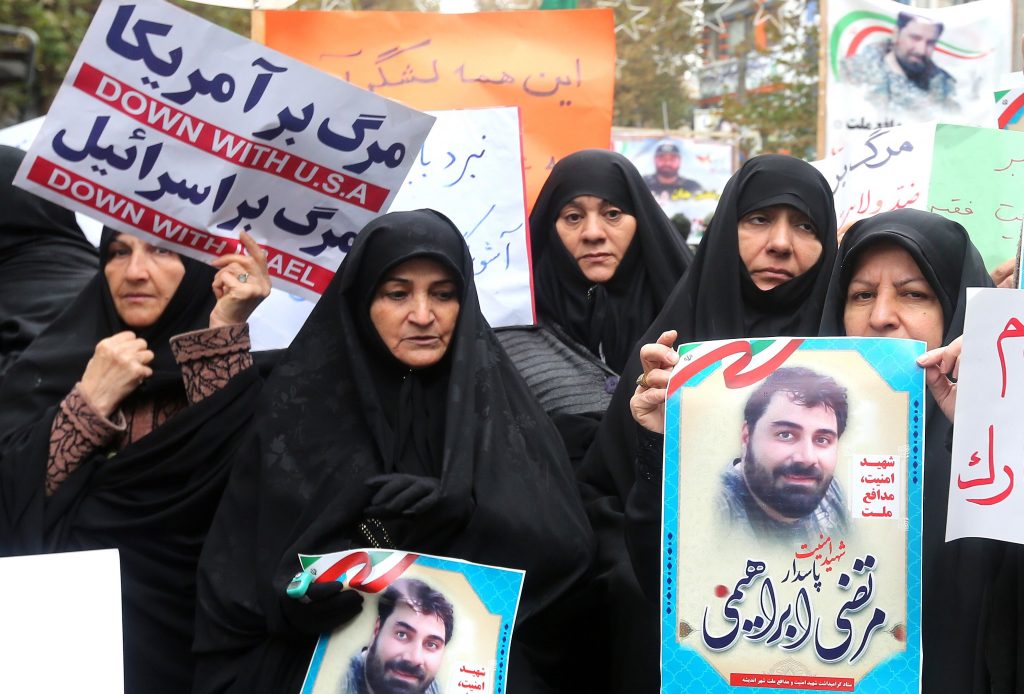 La foule scande “À bas l’Amérique" lors des funérailles d’un membre des Gardiens de la Révolution, l’armée idéologique de la République islamique, tué dans les violences. (Photo AFP)