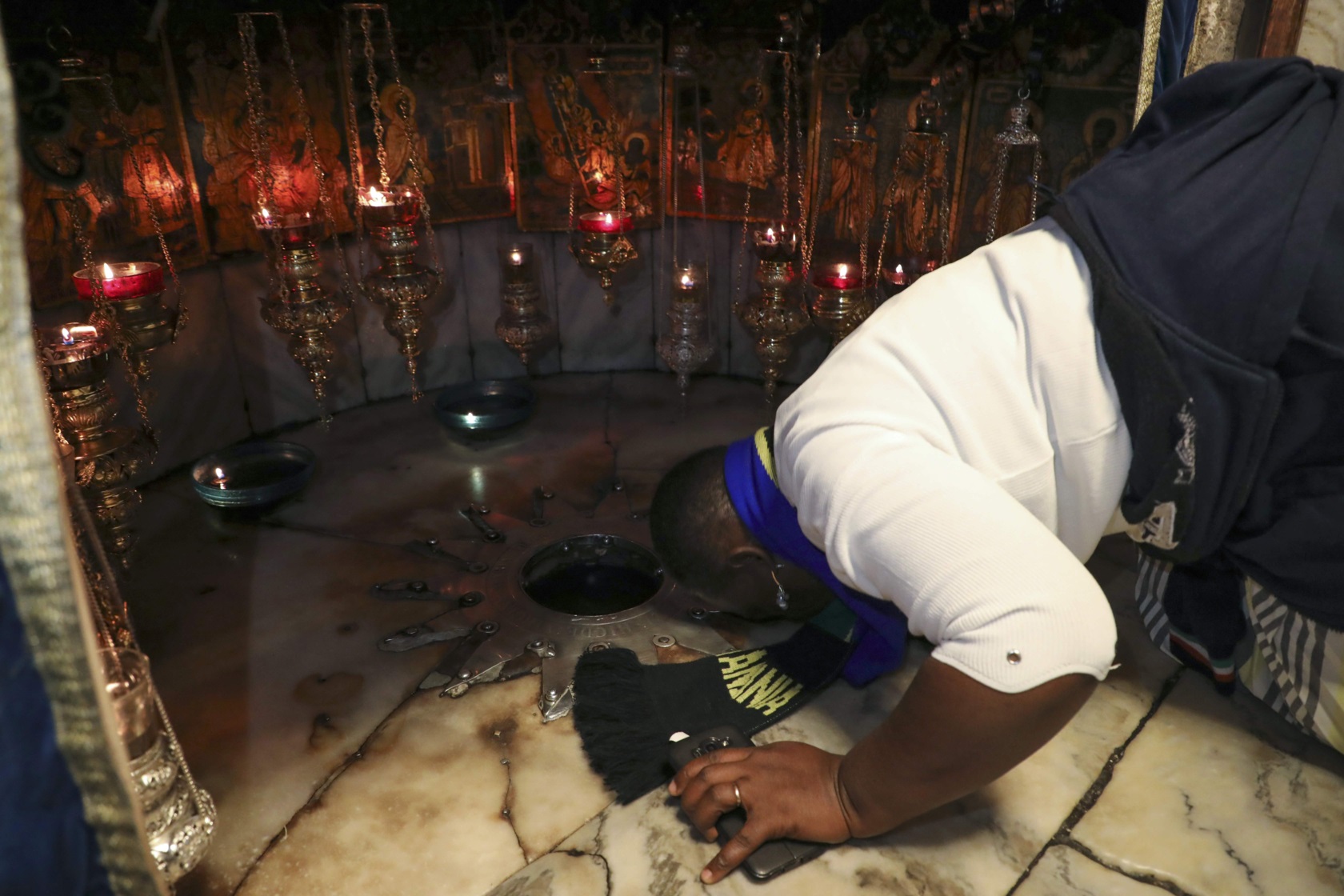 La grotte de la Nativité, où des pèlerins du monde entier viennent exprimer leur foi, non sans ferveur (Photo : AFP).