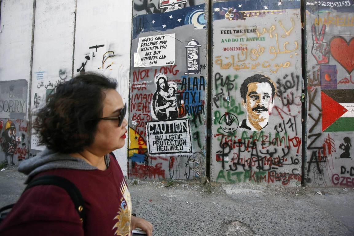 La ville attirer un nouveau type de tourisme aussi, notamment grâce à l'hôtel de Banksy, face au mur (Photo : AFP).