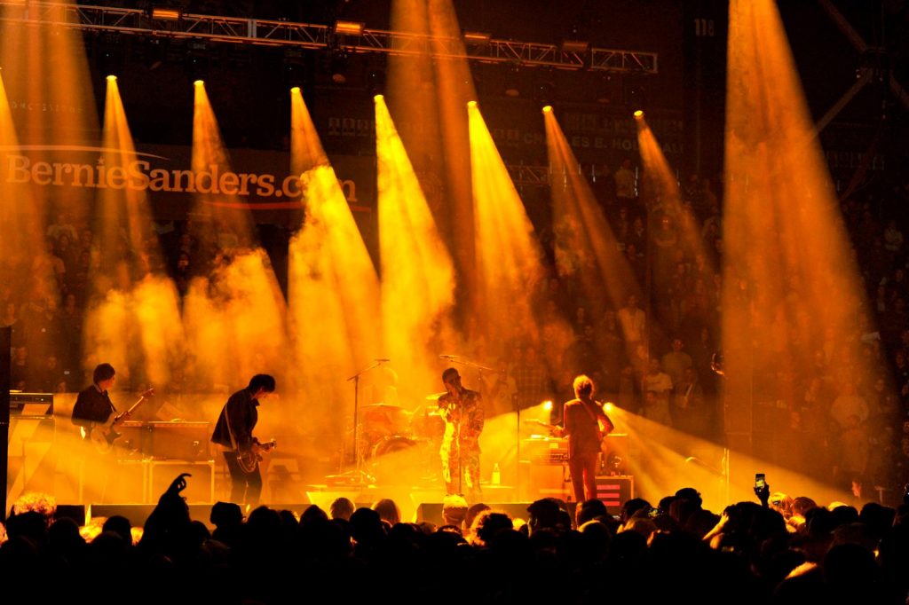 Le groupe The Strokes a joué lors du meeting de Bernie Sanders, lundi, transformant la réunion politique en concert. (Photo AFP)