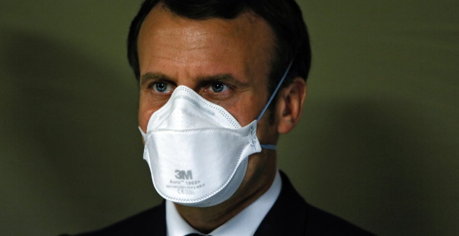 Masqué, le président a visité l'hôpital militaire de Mulhouse. (photo AFP)