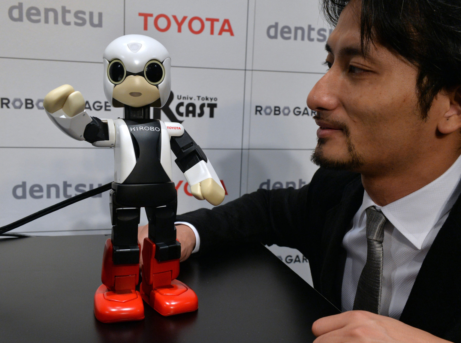 День роб. Робот-космонавт Kirobo. Робот антидепрессант Kirobo. Робот космонавт игрушка. Робот Kirobo картинки.