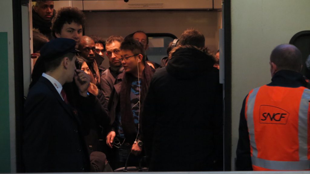 Les agents de la SNCF ont eu du travail pour gérer l'afflux des voyageurs. Certains ont dû se rabattre sur les bus. (photo H.G.)