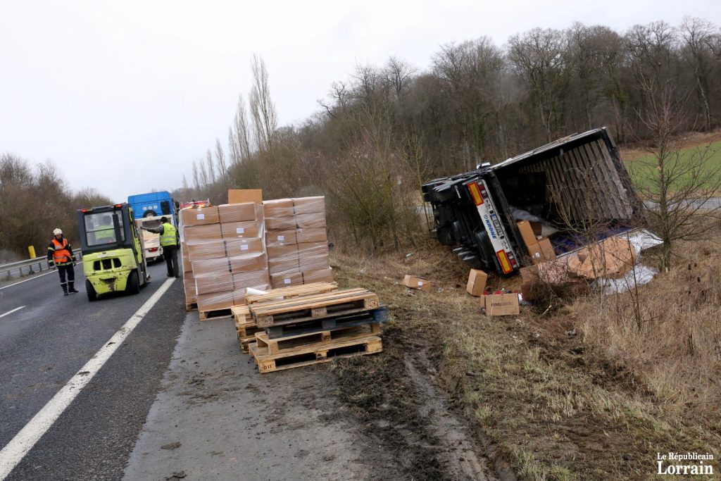 Il a fallu décharger la marchandise avant d'opérer le levage du camion. (photo RL / Julio Pelaez)