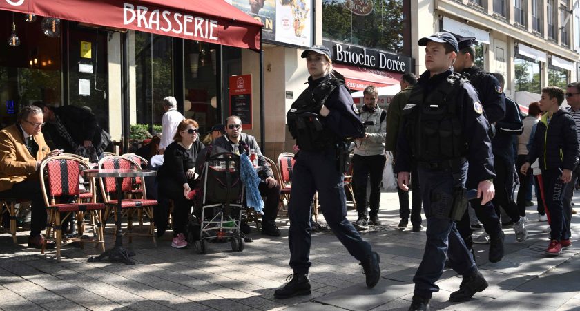 Voiture de police attaquée à Paris : sortir son arme de service n
