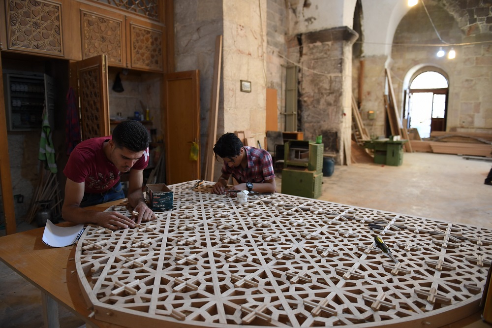 Des ouvriers syriens participent aux travaux de rénovation de la mosquée historique de la Grande Omeyyade dans la ville d'Alep. (Photo : AFP)