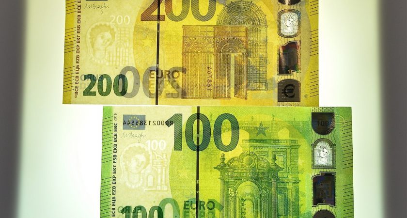 De nouveaux billets de 100 et 200 euros ont été mis en circulation