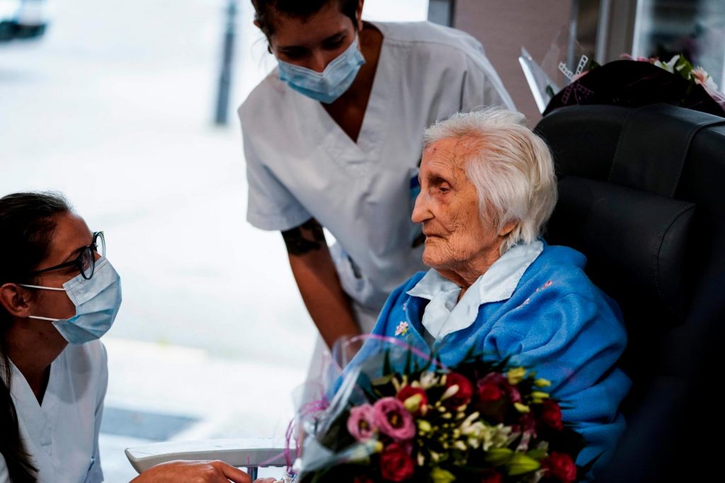 La centenaire a reçu es fleurs de la part du personnel de l'hôpital. (photo AFP)