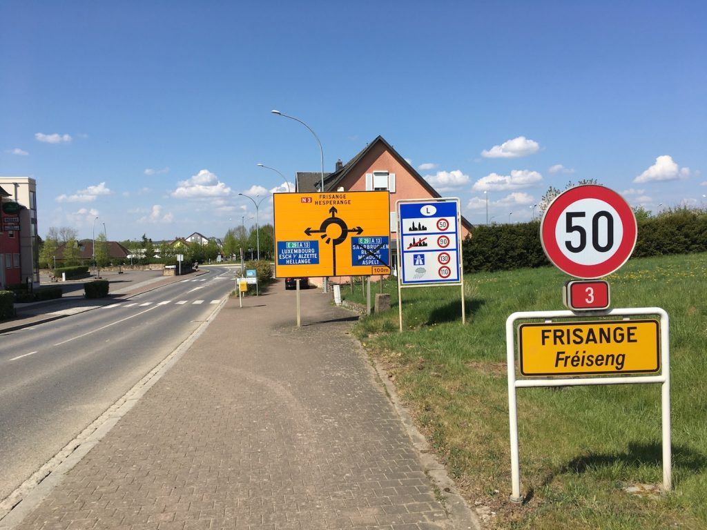 Au rond-point à Frisange impossible d'emprunter l'A13 en direction de la Sarre. La voie d'accès est toujours fermée à la circulation. (Photo : Fabienne Armborst)