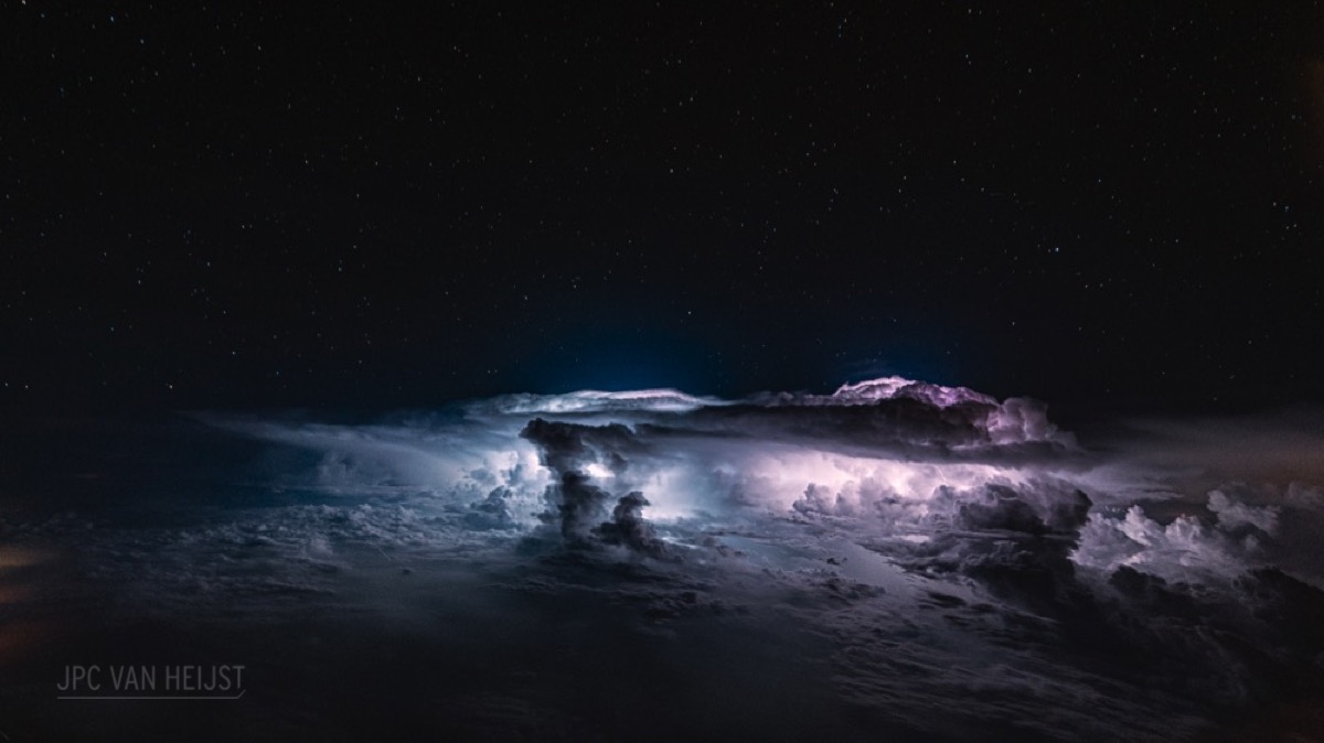 Sous le ciel étoilé de la nuit, des éclaires illuminent un ciel d'orage survolé par le 747. (Photo/ jcpvanheijst)
