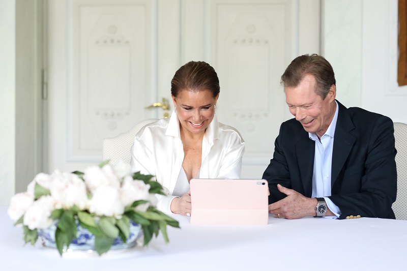 La Grande-Duchesse et le Grand-Duc regardant leur nouveau petit-fils via Skype. (photo cour grand-ducale/Sophie Margue)